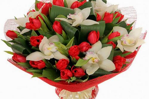 Букет из белых орхидей и красных тюльпанов