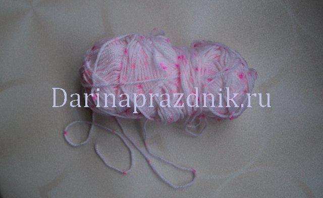 Белые нитки для вязания. Я использовала белый оттенок с вкраплениями розового.