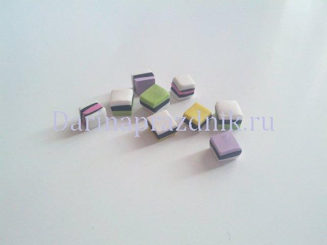 Разрезаем полоски на маленькие кубики-конфетки