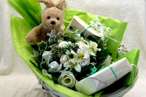 Цветы и подарки для новорожденного