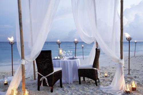 романтический ужин на берегу