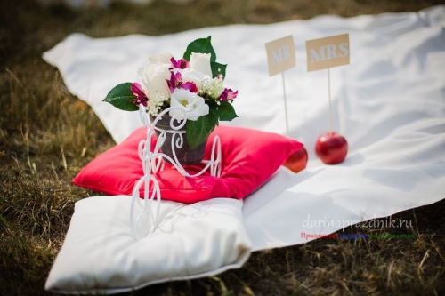 Живые цветы и таблички для свадебной фотосессии