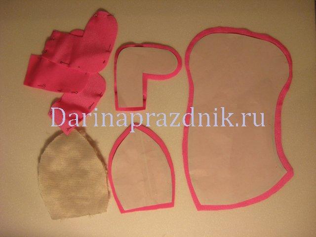 Вырезаем детали из розовой лайкры и меховой ткани