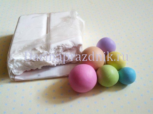 Скатываем шарики из полимерной глины разных цветов, смешивая с белым, получаем нежный пастельный тон