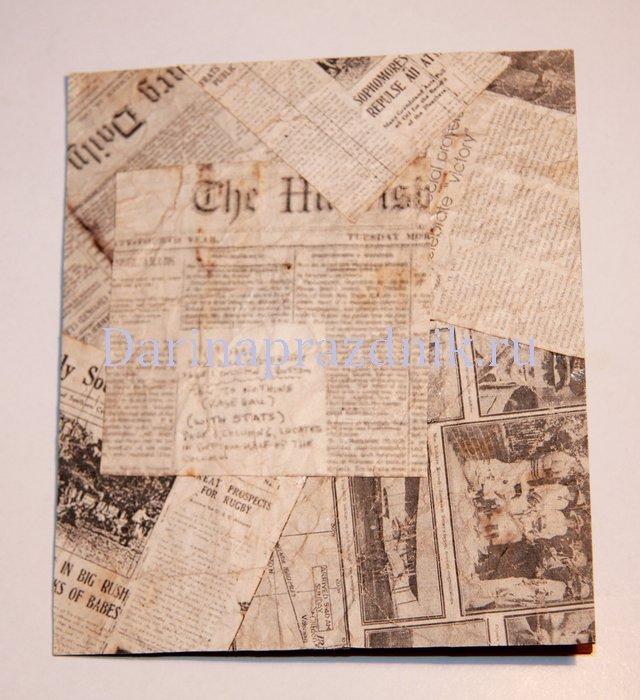 Оклеиваем открытку старыми газетами в хаотичном порядке